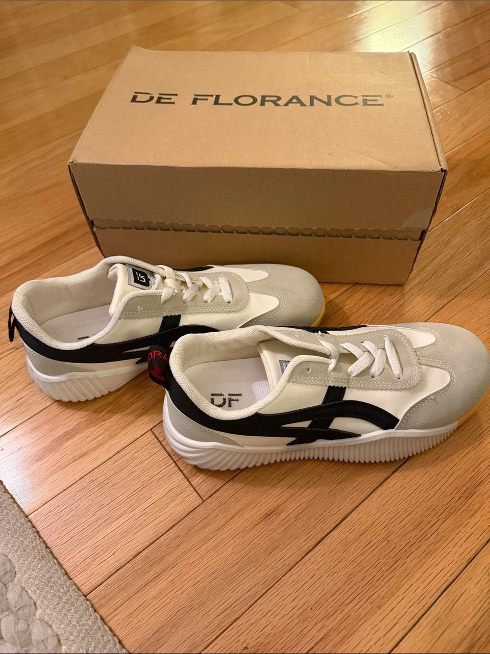 Deflorance Cloudea Women's White and Black sneakers size 8.5 (fits 9.5 to 10)